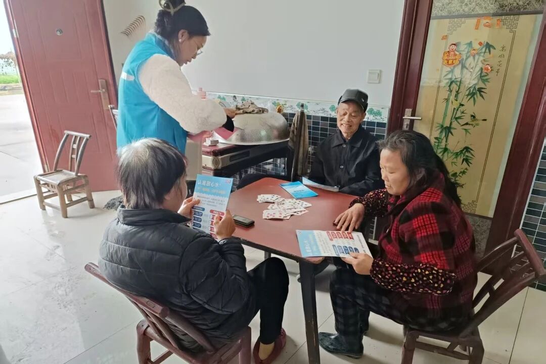 服務(wù)走進(jìn)村委，健康流入萬(wàn)家